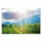 Preview: Sonnenstrahlen durchbrechen Wolken & erleuchten Berglandschaft mit grünen Wäldern.