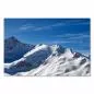 Preview: Gipfel schneebedeckter Berge ragen in den blauen Himmel mit leichten Wolken. Preview: Gipfel schneebedeckter Berge ragen in den blauen Himmel mit leichten Wolken.