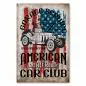 Preview: Ein amerikanisches Rennauto im Vintage-Stil vor einer US-Flagge. "American Road Race Car Club" steht dabei. Preview: Ein amerikanisches Rennauto im Vintage-Stil vor einer US-Flagge. "American Road Race Car Club" steht dabei.