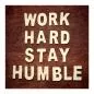 Preview: "Work hard, stay humble" - weiße Buchstaben auf Holz, Motivation & Bescheidenheit. Preview: "Work hard, stay humble" - weiße Buchstaben auf Holz, Motivation & Bescheidenheit.