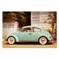 Preview: Ein mintgrüner VW Käfer parkt am Straßenrand vor einem weißen Haus mit grünen Pflanzen. Das Bild hat einen Vintage-Effekt. Preview: Ein mintgrüner VW Käfer parkt am Straßenrand vor einem weißen Haus mit grünen Pflanzen. Das Bild hat einen Vintage-Effekt.