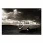 Preview: Ein alter, weißer VW Bus steht auf einer grünen Wiese. Der Himmel ist bewölkt und dunkel. Preview: Ein alter, weißer VW Bus steht auf einer grünen Wiese. Der Himmel ist bewölkt und dunkel.