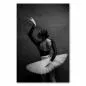 Preview: Profilansicht einer Ballerina, schwarzes Trikot, weißes Tutu, anmutige Pose mit erhobenem Arm. Preview: Profilansicht einer Ballerina, schwarzes Trikot, weißes Tutu, anmutige Pose mit erhobenem Arm.