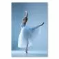 Preview: Anmut und Grazie vereint in einem Bild: Eine Balletttänzerin in einem weißen Tutu tanzt vor einem hellblauen Hintergrund. Preview: Anmut und Grazie vereint in einem Bild: Eine Balletttänzerin in einem weißen Tutu tanzt vor einem hellblauen Hintergrund.