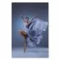 Preview: Balletttänzerin in grauem Kleid schwebt schwerelos durch die Luft, fängt Anmut perfekt ein. Preview: Balletttänzerin in grauem Kleid schwebt schwerelos durch die Luft, fängt Anmut perfekt ein.