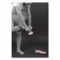 Preview: Detailansicht einer Ballerina bindet ihre pinken Ballettschuhe, bereit für den nächsten Auftritt. Preview: Detailansicht einer Ballerina bindet ihre pinken Ballettschuhe, bereit für den nächsten Auftritt.