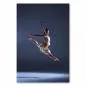 Preview: Die Eleganz des Balletts eingefangen in einem Bild: Eine Balletttänzerin schwebt in einem eleganten Sprung durch die Luft. Preview: Die Eleganz des Balletts eingefangen in einem Bild: Eine Balletttänzerin schwebt in einem eleganten Sprung durch die Luft.
