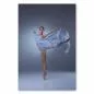 Preview: Balletttänzerin tanzt mit blauem Tuch, das ihre eleganten Bewegungen unterstreicht. Preview: Balletttänzerin tanzt mit blauem Tuch, das ihre eleganten Bewegungen unterstreicht.