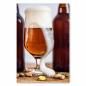 Preview: Ein Glas frisch gezapftes Bier mit Schaumkrone, zwei Flaschen im Hintergrund.