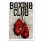 Preview: Zwei rote Boxhandschuhe im Used-Look hängen an einem Haken. Das Design trägt die Aufschrift "Boxing Club". Preview: Zwei rote Boxhandschuhe im Used-Look hängen an einem Haken. Das Design trägt die Aufschrift "Boxing Club".