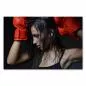 Preview: Eine erschöpfte Boxerin mit roten Boxhandschuhen - ein Porträt voller Willenskraft. Preview: Eine erschöpfte Boxerin mit roten Boxhandschuhen - ein Porträt voller Willenskraft.