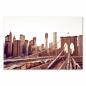Preview: Panoramablick von der Brooklyn Bridge auf die Skyline von Manhattan im warmen Abendlicht.