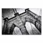 Preview: Abstrakte Schwarzweißfotografie der Brooklyn Bridge mit Fokus auf die imposanten Steinbögen und Stahlseile. Preview: Abstrakte Schwarzweißfotografie der Brooklyn Bridge mit Fokus auf die imposanten Steinbögen und Stahlseile.