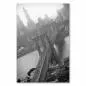 Preview: Schwarzweiß-Fotografie der Brooklyn Bridge in New York, umgeben von Wolkenkratzern. Preview: Schwarzweiß-Fotografie der Brooklyn Bridge in New York, umgeben von Wolkenkratzern.