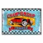 Preview: Ein rotes Rennauto im Vintage-Stil rast über die Rennstrecke. "Championship France" steht darüber. Preview: Ein rotes Rennauto im Vintage-Stil rast über die Rennstrecke. "Championship France" steht darüber.