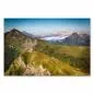 Preview: Atemberaubendes Dolomiten Panorama: Grüne Almwiesen, schroffe Gipfel und die majestätischen Drei Zinnen. Preview: Atemberaubendes Dolomiten Panorama: Grüne Almwiesen, schroffe Gipfel und die majestätischen Drei Zinnen.