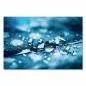 Preview: Makroaufnahme: Wassertropfen auf blauer Feder, glitzernd, feine Struktur. Preview: Makroaufnahme: Wassertropfen auf blauer Feder, glitzernd, feine Struktur.
