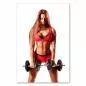 Preview: Frau mit roten Haaren stemmt konzentriert Hanteln, rotes Sportoutfit, Muskeln. Preview: Frau mit roten Haaren stemmt konzentriert Hanteln, rotes Sportoutfit, Muskeln.