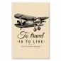 Preview: Ein nostalgisches Flugzeug im Vintage-Stil. Darunter der Spruch: "To travel is to live." Preview: Ein nostalgisches Flugzeug im Vintage-Stil. Darunter der Spruch: "To travel is to live."