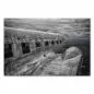 Preview: Schwarz-Weiß-Foto eines verlassenen Flugzeugwracks in einer öden Landschaft. Preview: Schwarz-Weiß-Foto eines verlassenen Flugzeugwracks in einer öden Landschaft.