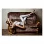 Preview: Blonde Frau in silbernem Outfit räkelt sich auf antikem Sofa, ihre hohen Schuhe betonen Eleganz der Szene. Preview: Blonde Frau in silbernem Outfit räkelt sich auf antikem Sofa, ihre hohen Schuhe betonen Eleganz der Szene.