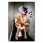 Preview: Junge Frau auf Toilette mit Sonnenbrille, Zigarette, Schnapsflasche und Lockenwicklern, humorvolle Party-Vorbereitung. Preview: Junge Frau auf Toilette mit Sonnenbrille, Zigarette, Schnapsflasche und Lockenwicklern, humorvolle Party-Vorbereitung.