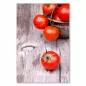 Preview: Frische rote Tomaten mit Wassertropfen auf Holztisch, Rispe in Tontopf. Preview: Frische rote Tomaten mit Wassertropfen auf Holztisch, Rispe in Tontopf.