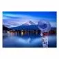 Preview: Frau im Kimono mit Schirm am Seeufer, Blick auf schneebedeckten Fuji. Preview: Frau im Kimono mit Schirm am Seeufer, Blick auf schneebedeckten Fuji.