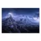 Preview: Schroffe Berggipfel ragen in den Nachthimmel, der Mond taucht die Landschaft in mystisches Licht. Wolkenfetzen ziehen über die Gipfel und erzeugen eine dramatische Stimmung. Preview: Schroffe Berggipfel ragen in den Nachthimmel, der Mond taucht die Landschaft in mystisches Licht. Wolkenfetzen ziehen über die Gipfel und erzeugen eine dramatische Stimmung.