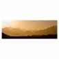 Preview: Silhouetten von Bergen im Abendhimmel, während die Sonne die Landschaft golden beleuchtet. Preview: Silhouetten von Bergen im Abendhimmel, während die Sonne die Landschaft golden beleuchtet.
