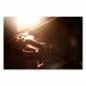 Preview: Hand spielt Geige, warmes Licht, Hingabe & Konzentration. Preview: Hand spielt Geige, warmes Licht, Hingabe & Konzentration.