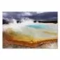 Preview: Ein dampfender Geysir mit türkisfarbenem Wasser und bu nten Ablagerungen im Yellowstone Nationalpark. Preview: Ein dampfender Geysir mit türkisfarbenem Wasser und bu nten Ablagerungen im Yellowstone Nationalpark.
