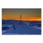 Preview: Ein Gipfelkreuz strahlt im Sonnenuntergang über einem atemberaubenden Alpenpanorama. Preview: Ein Gipfelkreuz strahlt im Sonnenuntergang über einem atemberaubenden Alpenpanorama.
