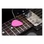 Preview: Nahaufnahme einer schwarzen E-Gitarre mit einem pinken Plektrum auf den Saiten - bereit zum Musik machen! Preview: Nahaufnahme einer schwarzen E-Gitarre mit einem pinken Plektrum auf den Saiten - bereit zum Musik machen!