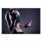 Preview: Frau trainiert Armmuskulatur mit roten Hanteln, grauer Hintergrund - Fitness. Preview: Frau trainiert Armmuskulatur mit roten Hanteln, grauer Hintergrund - Fitness.