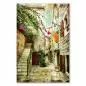 Preview: Eine Gasse in einer italienischen Altstadt mit Steinhäusern, grünen Pflanzen und blühenden Blumen. Preview: Eine Gasse in einer italienischen Altstadt mit Steinhäusern, grünen Pflanzen und blühenden Blumen.