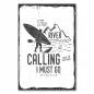 Preview: „The River Is Calling And I Must Go“ - Vintage-Poster für Outdoor-Enthusiasten, die Sehnsucht nach Abenteuer weckt. Preview: „The River Is Calling And I Must Go“ - Vintage-Poster für Outdoor-Enthusiasten, die Sehnsucht nach Abenteuer weckt.