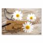 Preview: Schild „There is always a reason to smile“ liegt zwischen drei Gänseblümchen auf einem Holztisch.