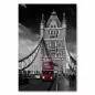Preview: Ein roter Doppeldeckerbus fährt auf der Tower Bridge in London. Die Brücke und der Hintergrund sind in schwarz-weiß gehalten. Preview: Ein roter Doppeldeckerbus fährt auf der Tower Bridge in London. Die Brücke und der Hintergrund sind in schwarz-weiß gehalten.