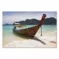 Preview: Ein traditionelles thailändisches Longtailboot liegt am Strand vor der Kulisse von grünen Inseln und blauem Himmel. Preview: Ein traditionelles thailändisches Longtailboot liegt am Strand vor der Kulisse von grünen Inseln und blauem Himmel.