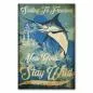 Preview: Ein Marlin springt aus dem Wasser, im Hintergrund ein Segelboot vor der Skyline von New York. Preview: Ein Marlin springt aus dem Wasser, im Hintergrund ein Segelboot vor der Skyline von New York.