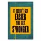 Preview: Motivationsspruch auf gelb-grünem Hintergrund: „It doesn't get easier, you get stronger“. Preview: Motivationsspruch auf gelb-grünem Hintergrund: „It doesn't get easier, you get stronger“.