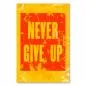 Preview: "Never Give Up" - diese klare Botschaft in Rot und Gelb motiviert dazu, niemals aufzugeben und an sich zu glauben. Preview: "Never Give Up" - diese klare Botschaft in Rot und Gelb motiviert dazu, niemals aufzugeben und an sich zu glauben.