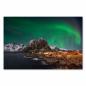 Preview: Magische Nordlichter tanzen über verschneitem Fischerdorf in Norwegen, erleuchtete Häuser spiegeln sich im Wasser.