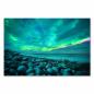 Preview: Leuchtend grüne Nordlichter tanzen am Himmel über einem felsigen Strand. Die Wellen des Meeres brechen an den Steinen und erzeugen eine mystische, unwirkliche Stimmung.