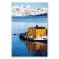 Preview: Gelbes Haus am Fjord, schneebedeckte Berge, Spiegelung im Wasser. Preview: Gelbes Haus am Fjord, schneebedeckte Berge, Spiegelung im Wasser.