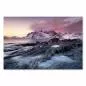 Preview: Sonnenuntergang über schneebedeckten Bergen & eisigen Felsen an der Küste Norwegens. Preview: Sonnenuntergang über schneebedeckten Bergen & eisigen Felsen an der Küste Norwegens.
