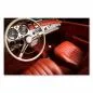 Preview: Der luxuriöse Innenraum eines klassischen Oldtimers strahlt zeitlose Eleganz mit roten Ledersitzen aus. Preview: Der luxuriöse Innenraum eines klassischen Oldtimers strahlt zeitlose Eleganz mit roten Ledersitzen aus.