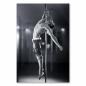 Preview: Muskulöser Mann beim Pole Dance zeigt beeindruckende Körperbeherrschung, Schwarz-Weiß betont die Eleganz.