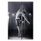 Preview: Muskulöser Mann beim Pole Dance zeigt beeindruckende Körperbeherrschung, Schwarz-Weiß betont die Eleganz. Preview: Muskulöser Mann beim Pole Dance zeigt beeindruckende Körperbeherrschung, Schwarz-Weiß betont die Eleganz.